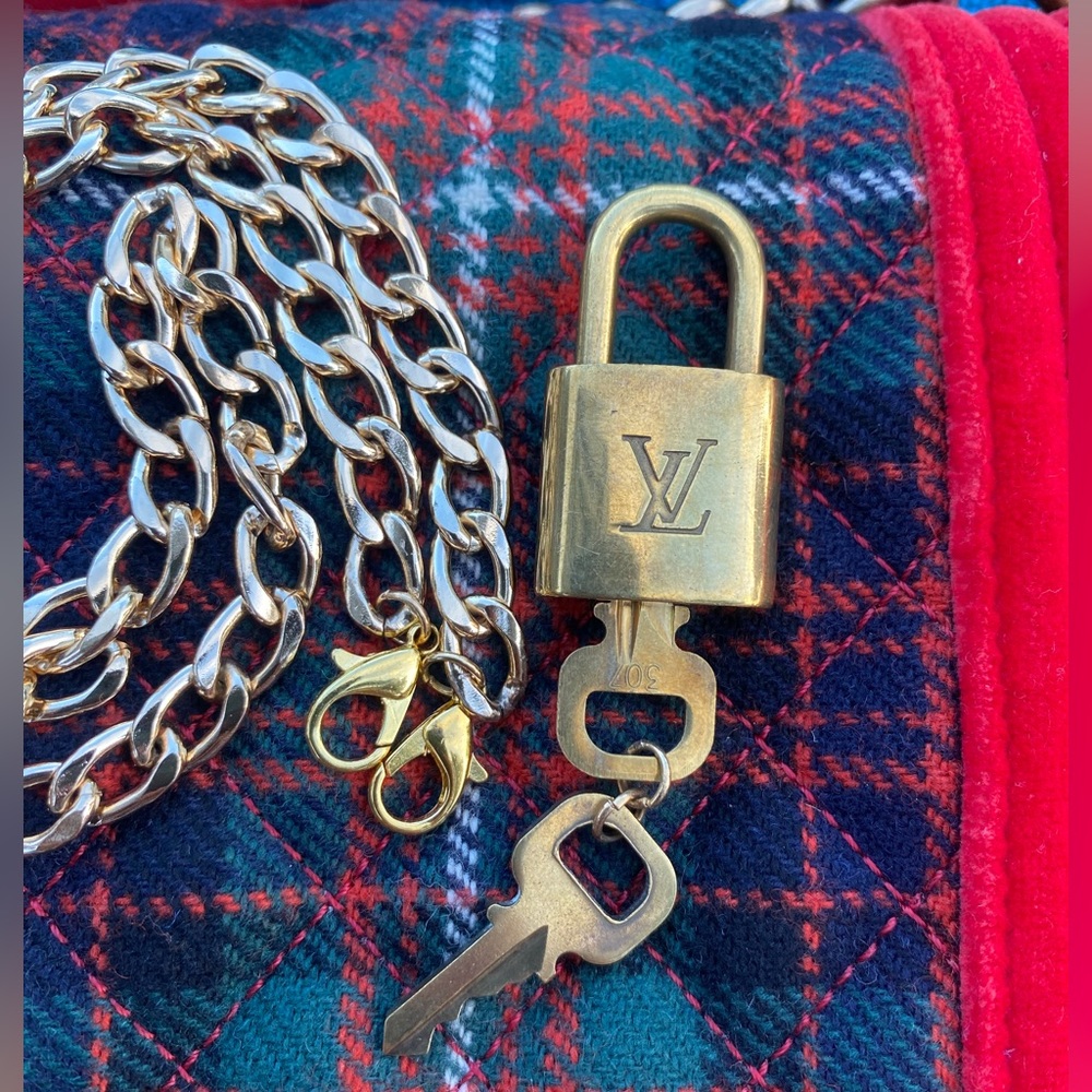 *️⃣3️⃣0️⃣7️⃣🌸AUTHENTIC Louis Vuitton Padlock+2 keys Comes with Custom Chain
